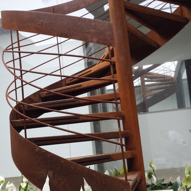 Escada "casca de laranja" em Aço Corten....    ...By Diego Espirito Santo